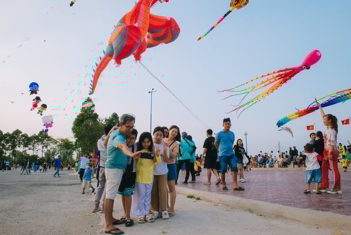 Thả diều tại Quảng trường Bình Thủy Cần Thơ