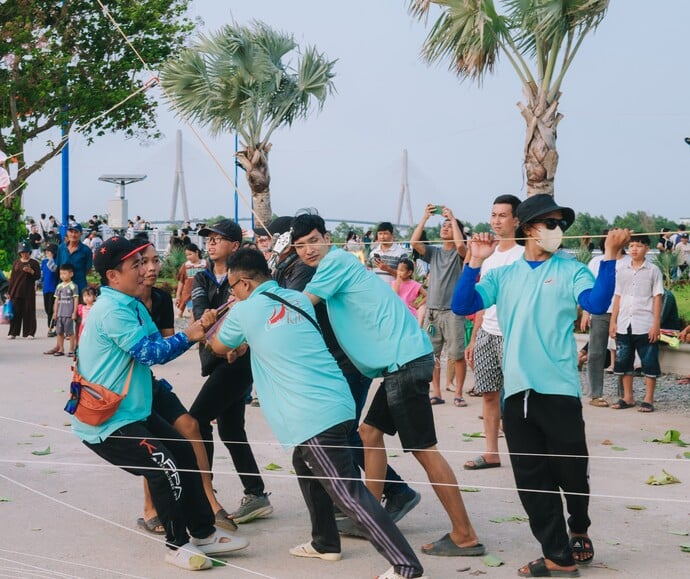 Thả diều hoàng hôn tại Phong Điền Cần Thơ